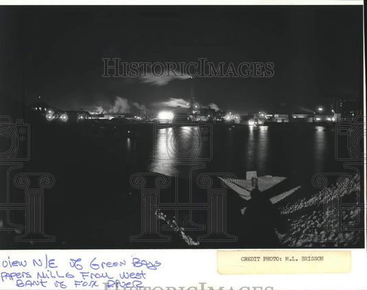 1978 Press Photo Smoke in air, light on Fox River at Green Bay paper mills, WI. - Historic Images