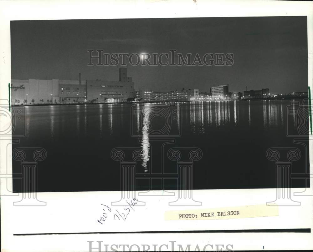 1983 Press Photo Clear bright evening with the moon shinning on Fox River, WI. - Historic Images