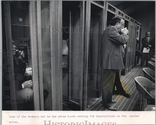 1989 Press Photo Brokers on phones wait for quoted price on cheese Green Bay, WI - Historic Images