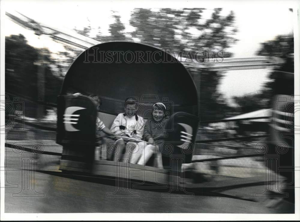 1992 Press Photo Girls ride Tilt-a-Whirl, Bay Beach Amusement Park, Green Bay WI