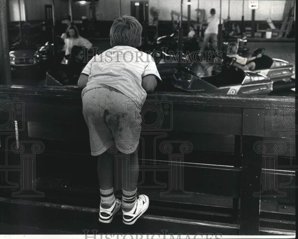 1992 Press Photo Jason Seavecki watches bumper cars, Bay Beach Amusement Park WI - Historic Images