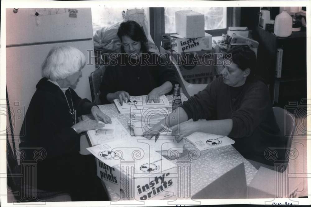 1993 Press Photo Karina O&#39;Malley, Joan Hogan, Maggie Day, Crossroads Center, WI - Historic Images