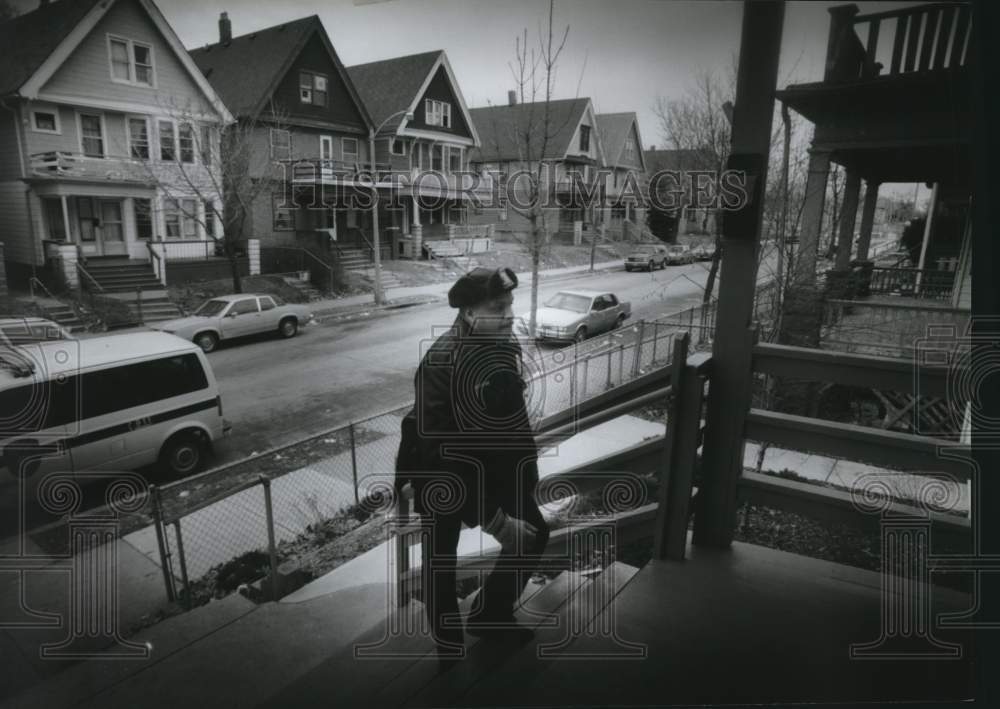 1993 Press Photo Tyran Green Police Officer climbing stairs of office, Milwaukee - Historic Images