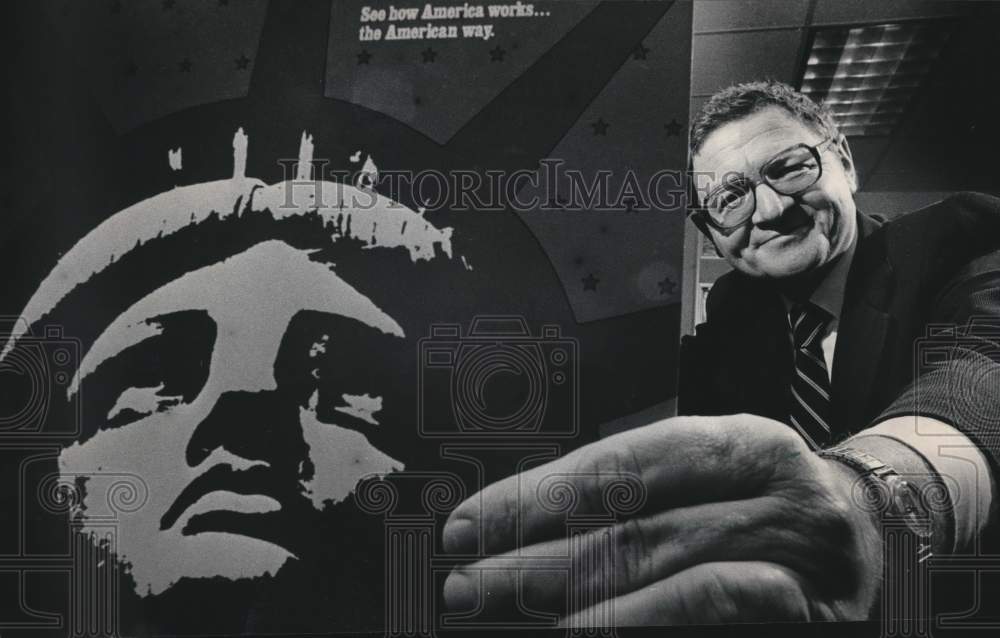 1985 Press Photo Victor Greene UWM professor holds 1923 photo at Lady Liberty. - Historic Images