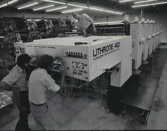 1984 Press Photo Guests tour Graphic Inc., printing press, Cedarburg, Wisconsin - Historic Images