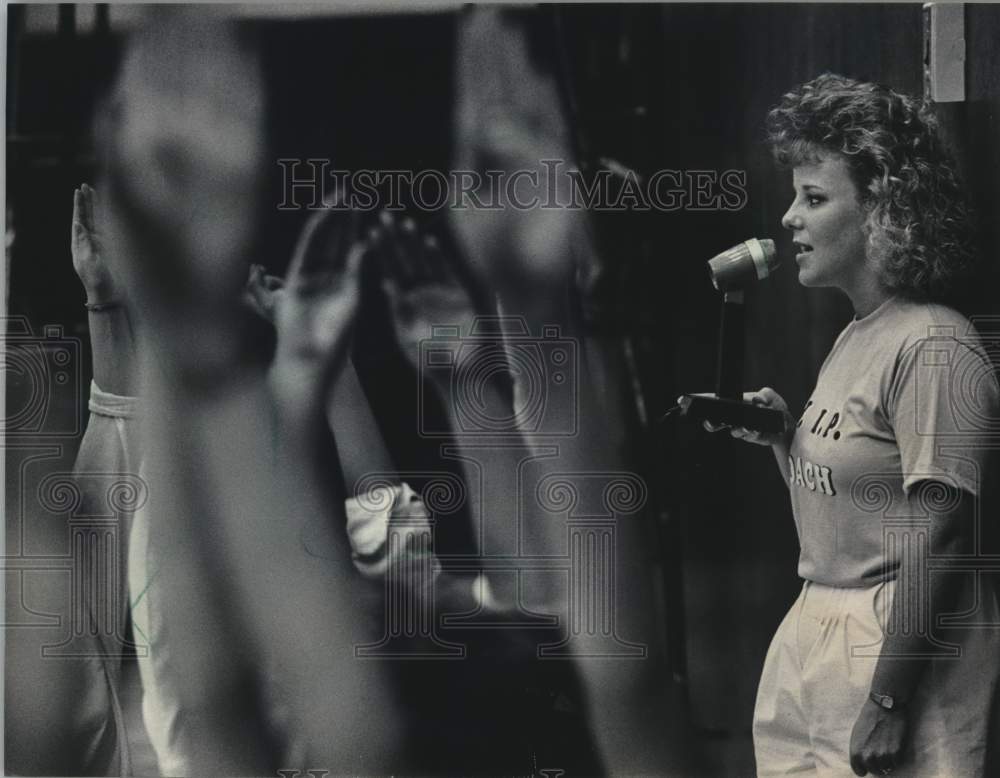 1986 Press Photo Leader Amy Granzow instructs pompon girls, Waukesha High School - Historic Images