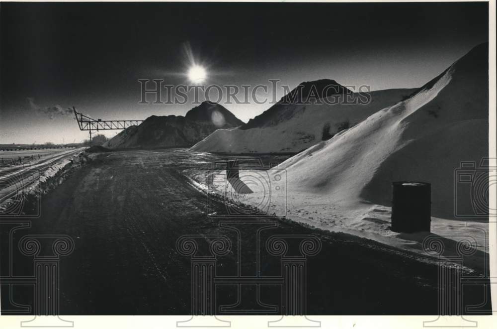 1986 Press Photo Snow-capped coal piles near Fox River, Green Bay, Wisconsin - Historic Images