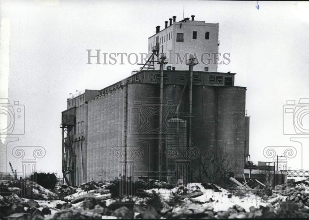 1978 Press Photo Grain Elevator in prairie town, Milwaukee - mjb23657 - Historic Images