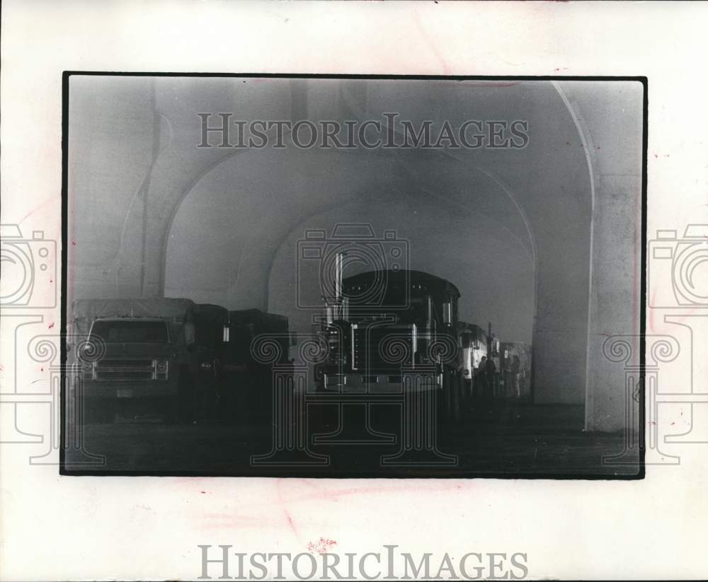 1979 Press Photo Grain trucks unload in elevators Jones Island, Milwaukee - Historic Images