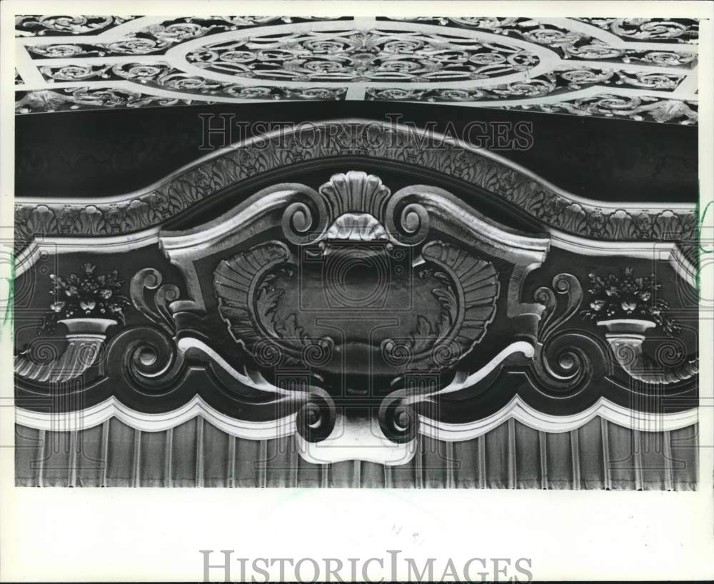 1982 Press Photo Stage embellishment at Milwaukee movie house, Wisconsin - Historic Images