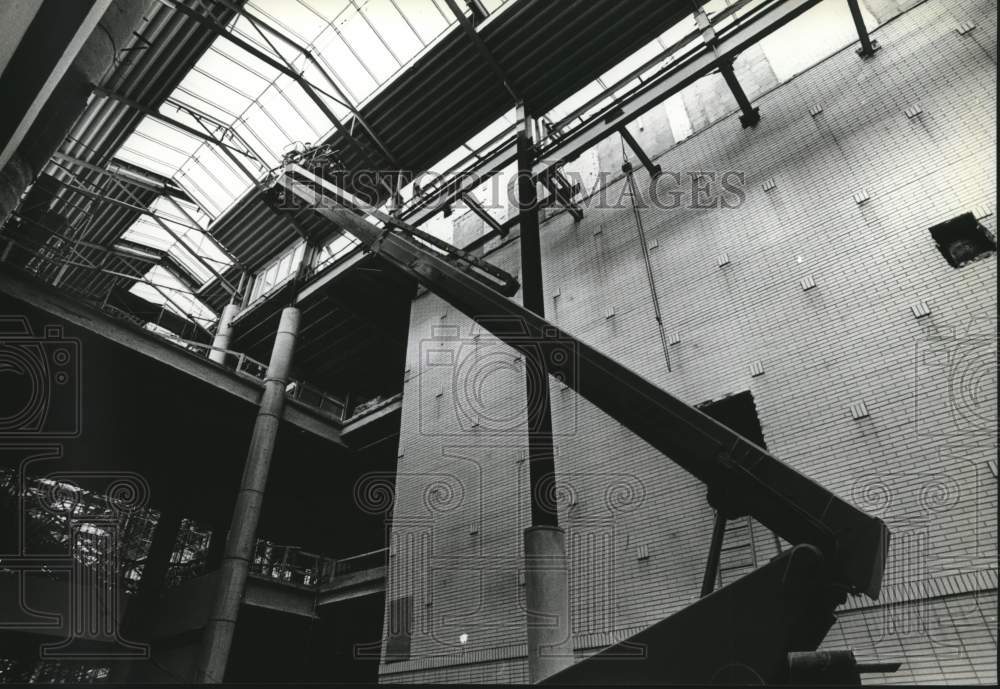 1982 Press Photo Interior of Grand Avenue Mall, downtown Milwaukee, Wisconsin - Historic Images