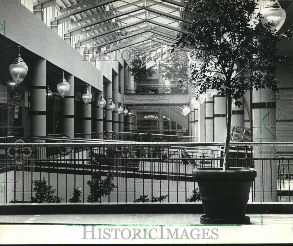 1982 Press Photo Interior of Grand Avenue Mall arcade, Milwaukee, Wisconsin - Historic Images