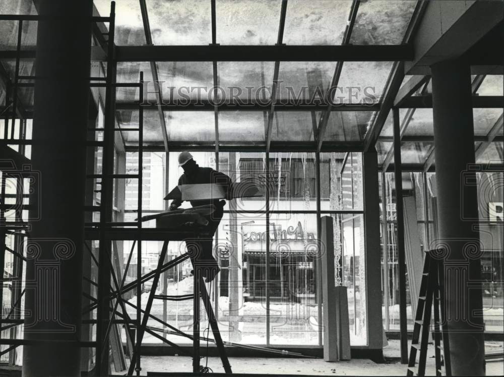 1982 Press Photo Bob Layman works on skylites, Grand Avenue Mall, Milwaukee - Historic Images