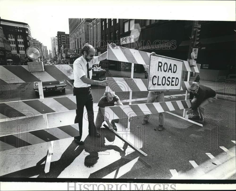 1981 Press Photo Workers barricade street for resurfacing, Milwaukee, Wisconsin - Historic Images