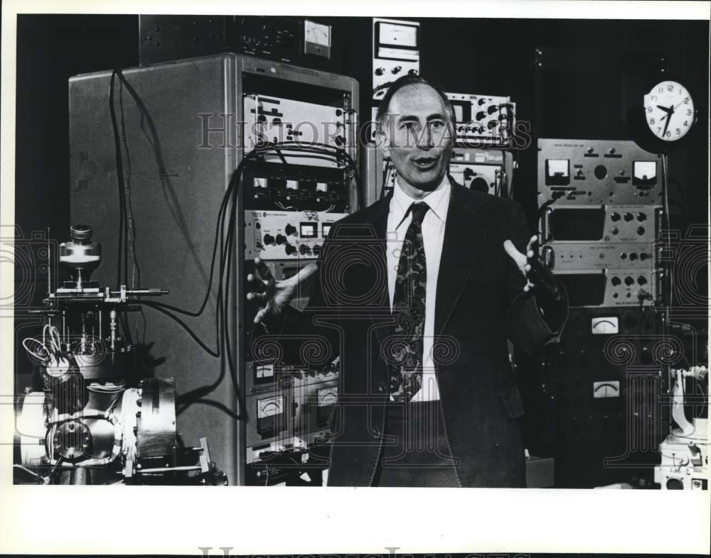 1983 Press Photo Robert Greenler, Physicist at University of Wisconsin - Historic Images