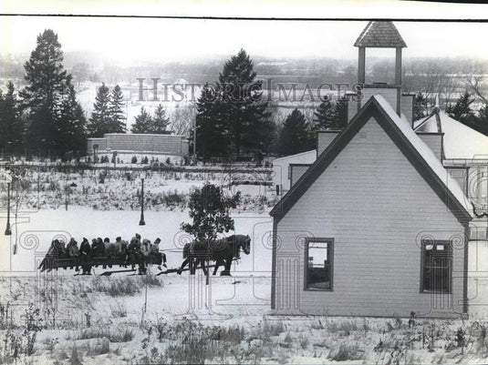 1983 Press Photo Horse drawn sleigh goes past historic buildings, Wisconsin. - Historic Images