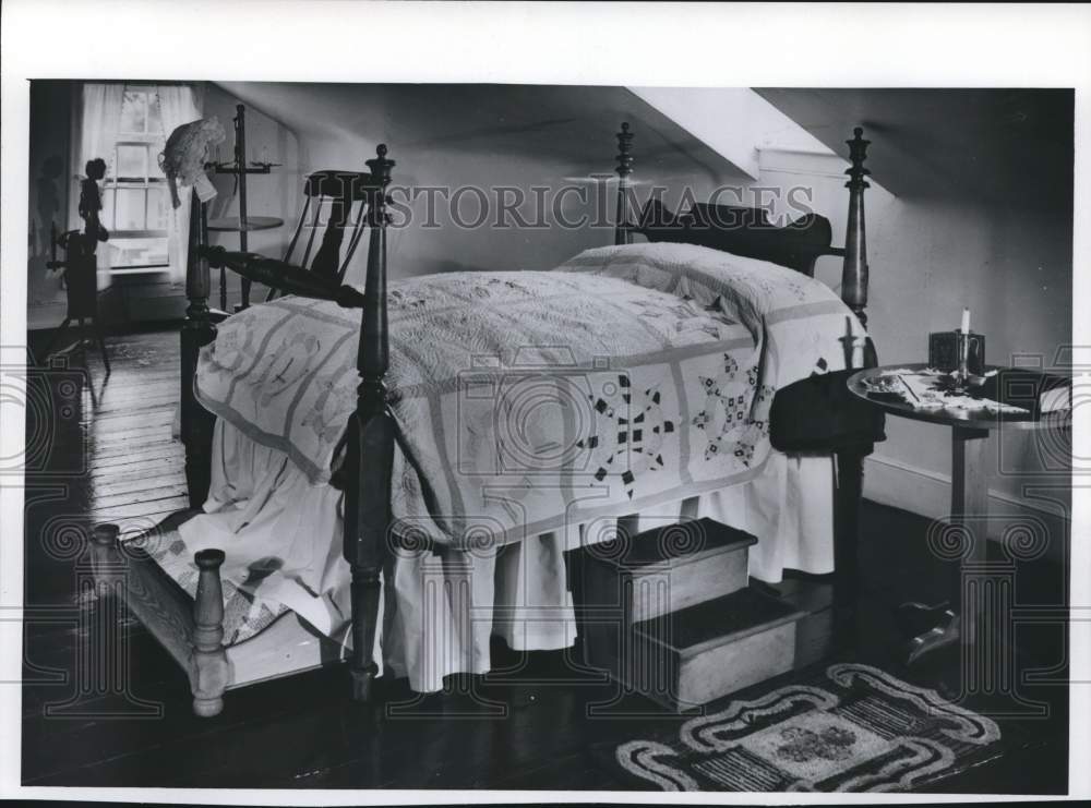 1976 Press Photo Fort Howard Museum maple bedroom, Green Bay, Wisconsin. - Historic Images