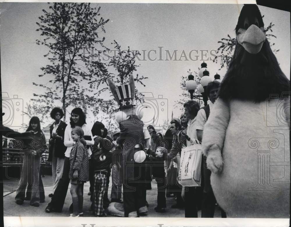 1976 Press Photo Visitors and Mascots at Great American Park, Gurnee, Illinois - Historic Images