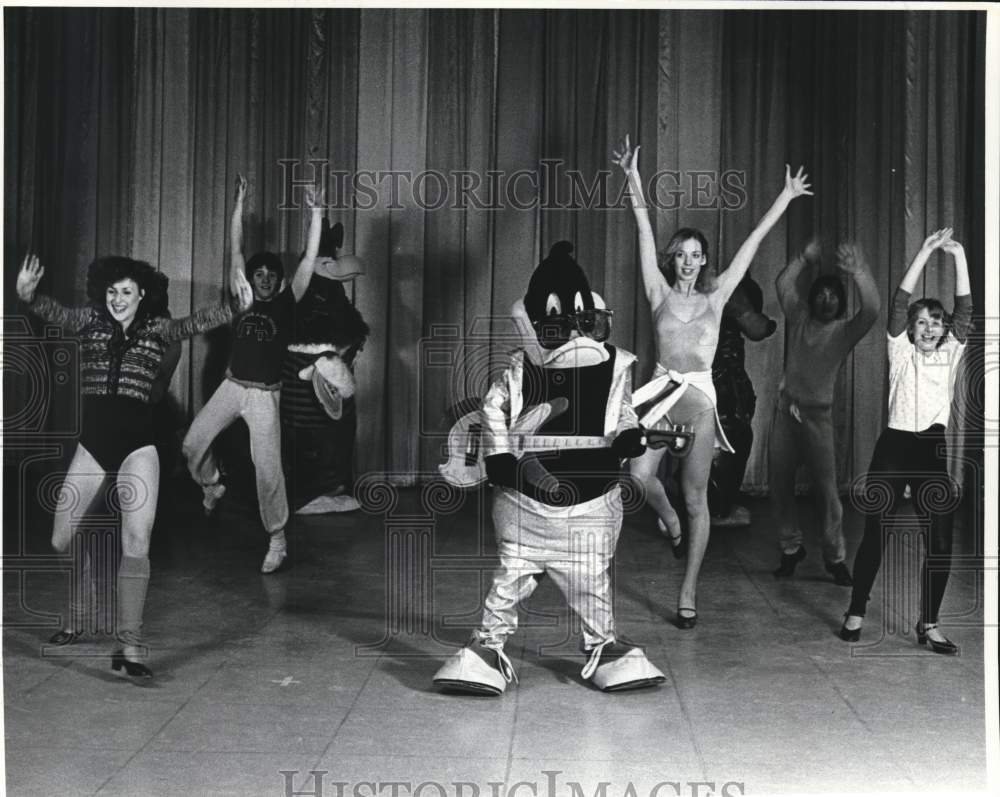 1979 Press Photo Cast members from "The Bugs Bunny Story" rehearse a song.- Historic Images