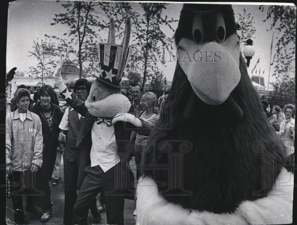 1976 Press Photo Looney Tunes Mascots at Great America Park, Gurnee, Illinois - Historic Images