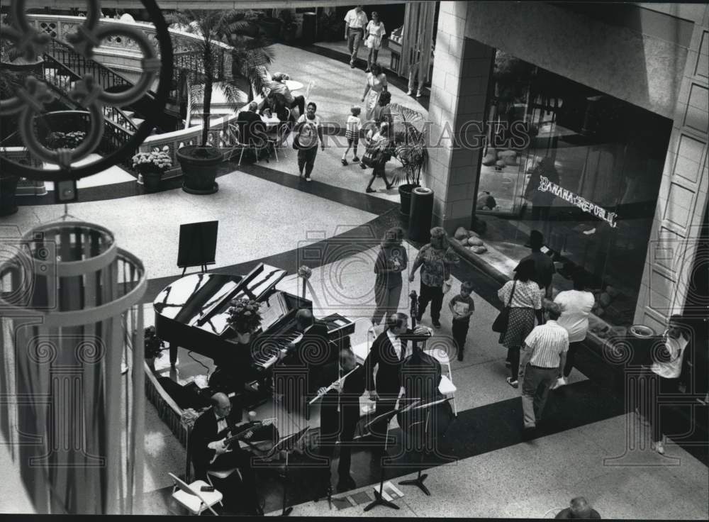 1990 Press Photo Convergance Quartet Performs at Grand Avenue Mall, Milwaukee - Historic Images