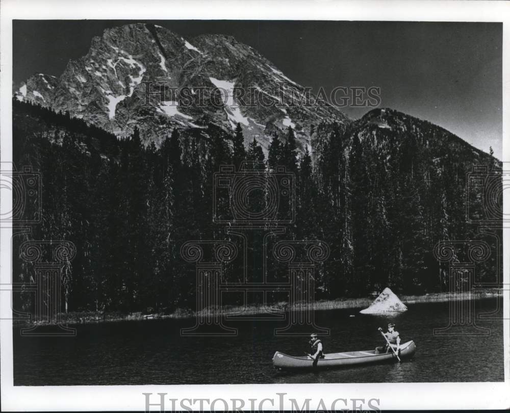 1987 Press Photo Canoers at Mount Moran at Grand Teton National Park - mjb23928 - Historic Images