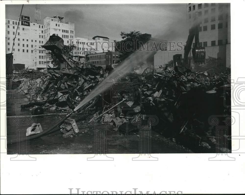 1981 Press Photo Enterprise Building ruins being hosed down for dust, Milwaukee. - Historic Images