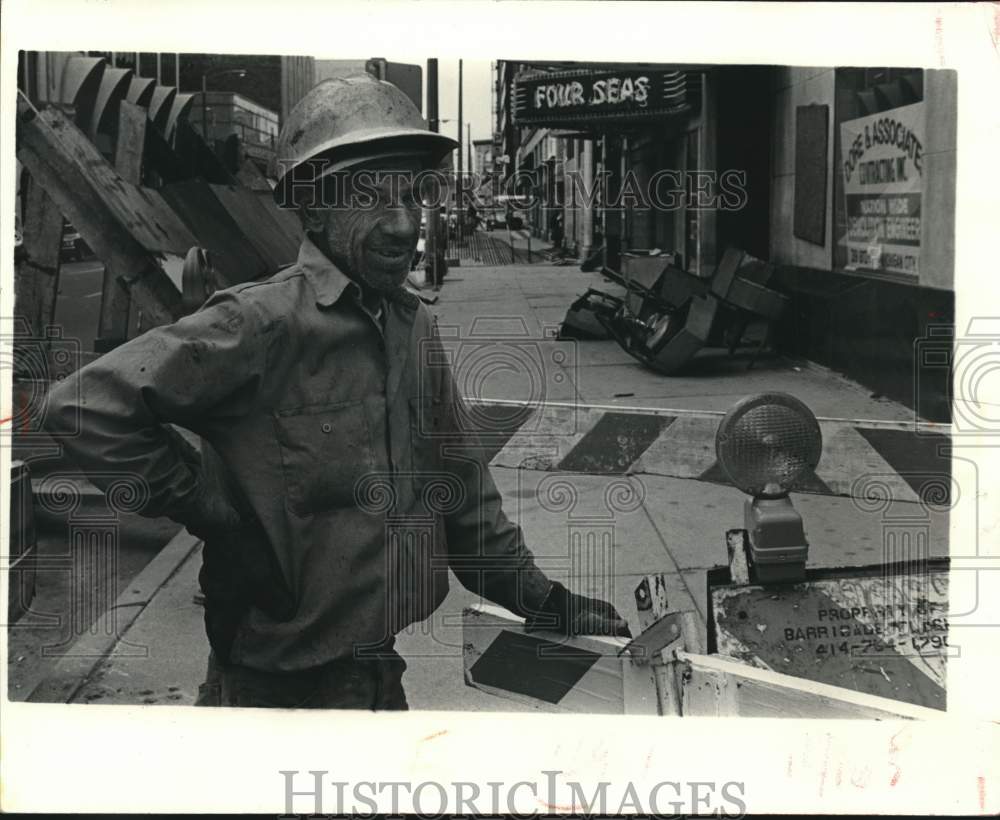 1981 Press Photo Demolition crew worker by Doomed Antlers Hotel, Milwaukee. - Historic Images