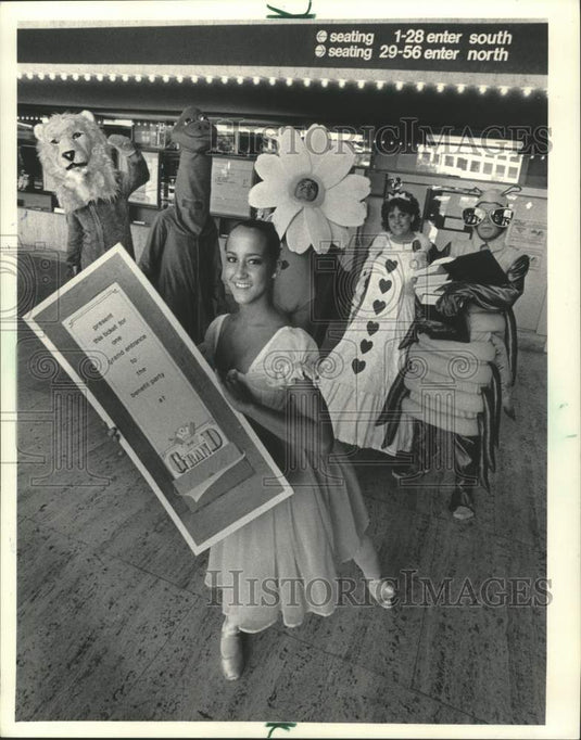 1985 Press Photo Karen Hepner, characters hold replica ticket, Grand Ave., WI. - Historic Images