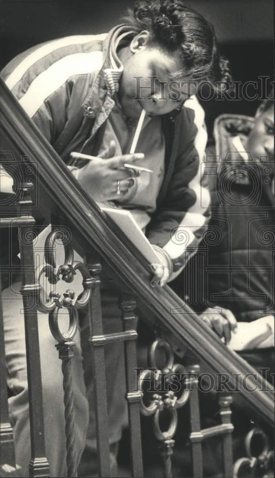 1987 Press Photo Carrine Taylor at Plankinton Arcade, Milwaukee, Wisconsin - Historic Images