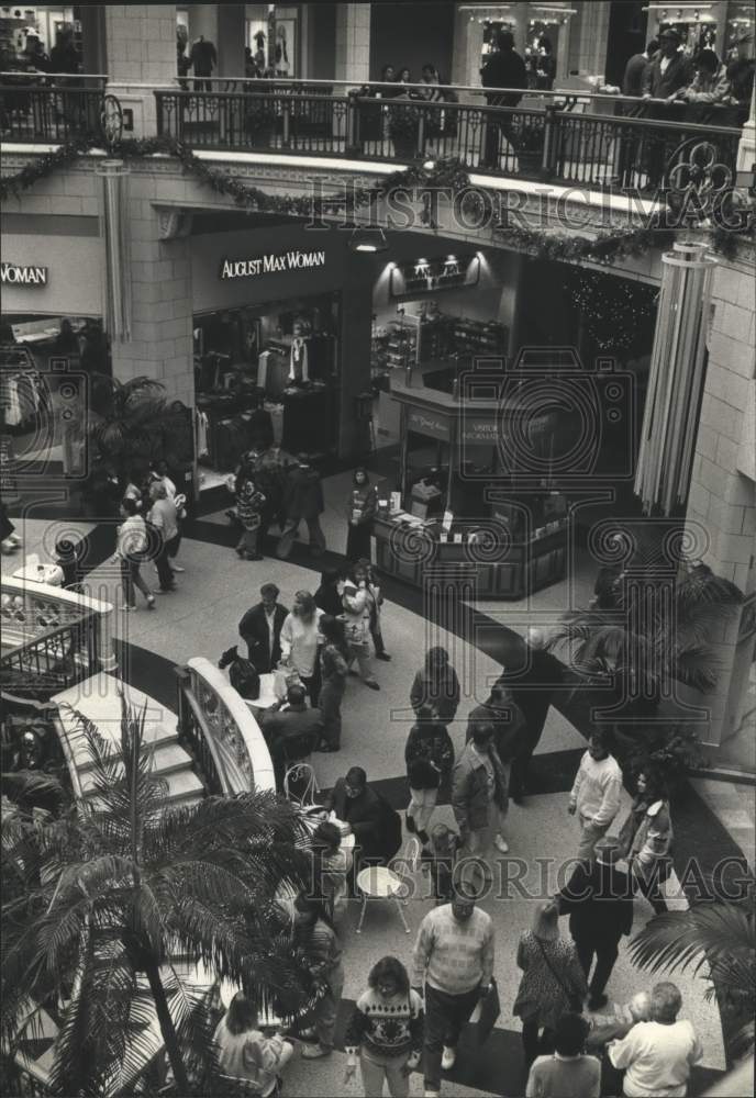 1993 Press Photo Shoppers at Grand Avenue Mall, Milwaukee, Wisconsin - mjb24017 - Historic Images