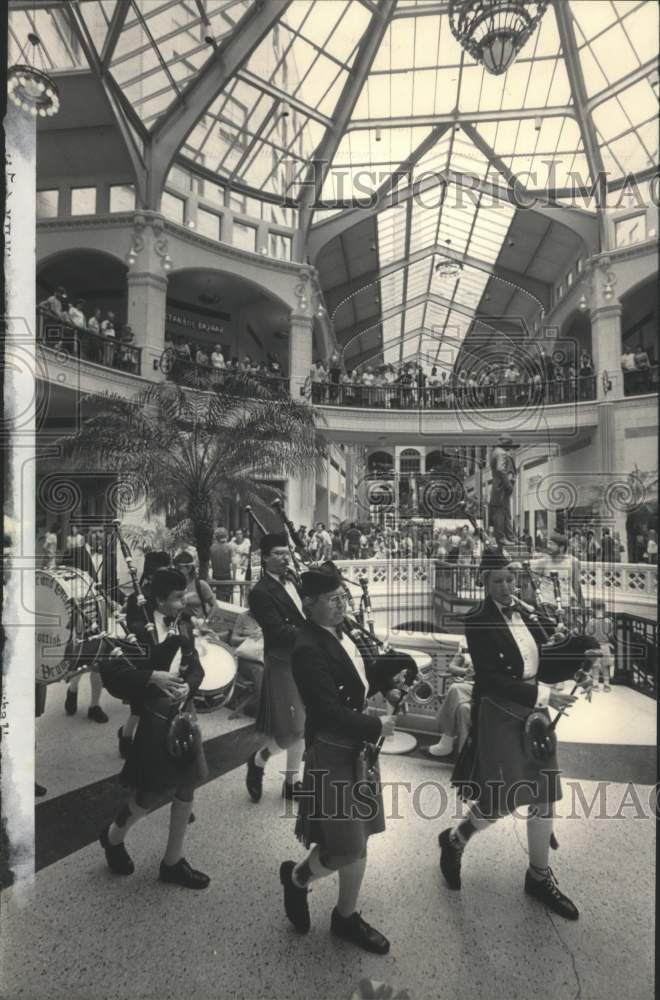 1983 Press Photo Scottish Pipe, Drum players, Grand Avenue Mall, Milwaukee, WI- Historic Images