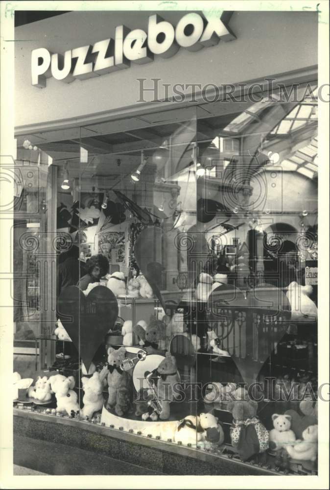 1987 Press Photo Puzzlebox store window, Grand Avenue Mall, Milwaukee, Wisconsin- Historic Images