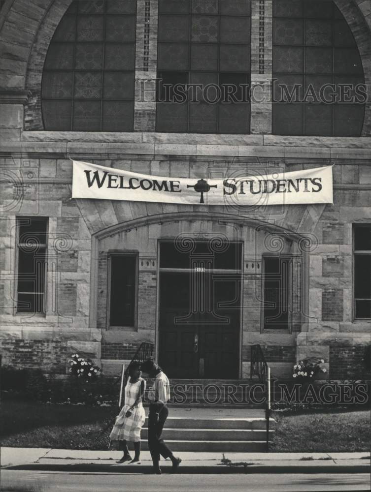 1985 Press Photo &quot;Welcome Students&quot; banner on Grand Avenue church, Milwaukee - Historic Images