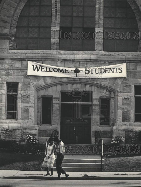 1985 Press Photo "Welcome Students" banner on Grand Avenue church, Milwaukee - Historic Images