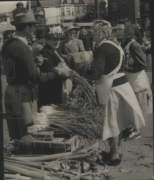 Press Photo Katherine, Eleanor Kreif at Green Markets, Milwaukee, Wisconsin - Historic Images