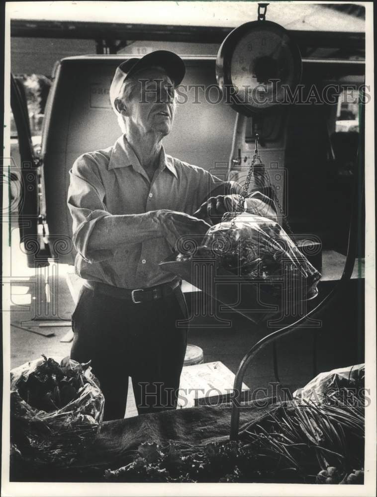 1988 Press Photo Henry Kraus, farmer, weighs spinach, Green Market, Milwaukee WI - Historic Images