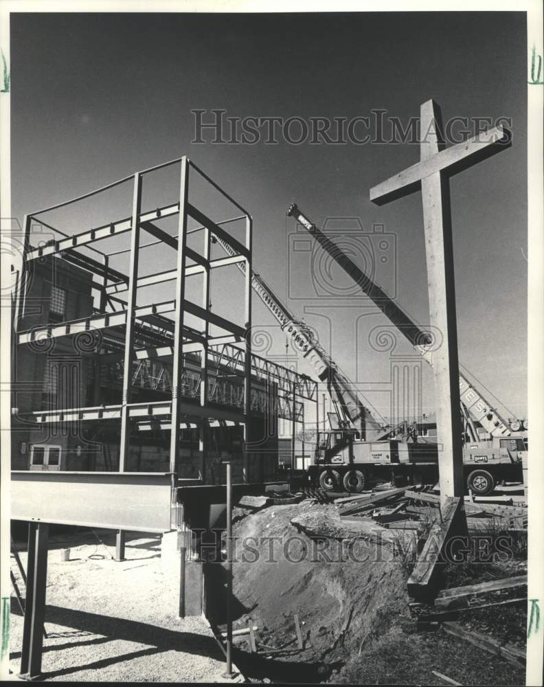 1985 Press Photo Expansion construction of St. Alphonsus church, Greendale, WI - Historic Images