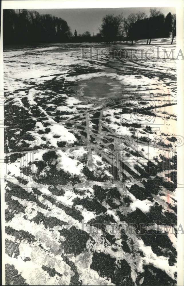 1990 Press Photo Ski tracks in mud, Greenfield Park Gold Course, West Allis, WI - Historic Images