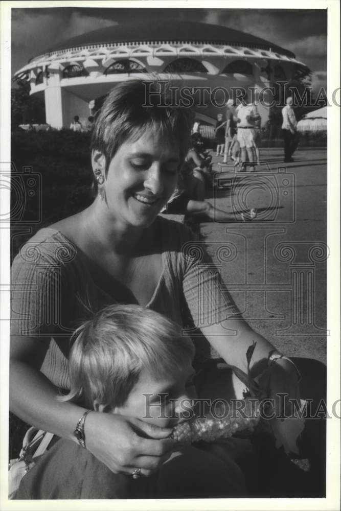 1994 Press Photo Jodene Geiger and son eat corn, Greek Fest, Milwaukee Wisconsin - Historic Images