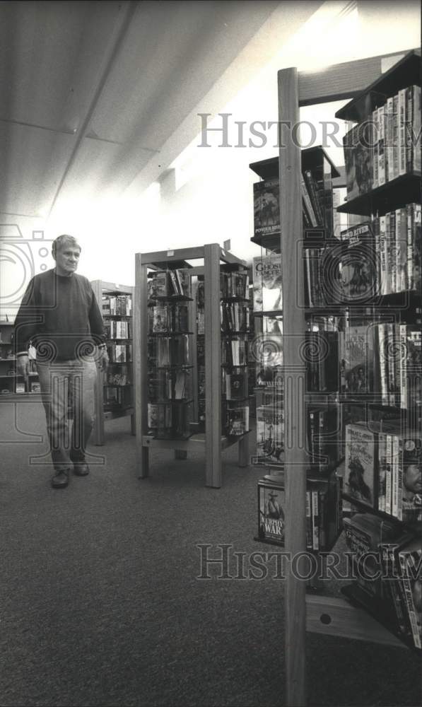 1991 Press Photo Patron visits Greendale library, Wisconsin - mjb24075- Historic Images