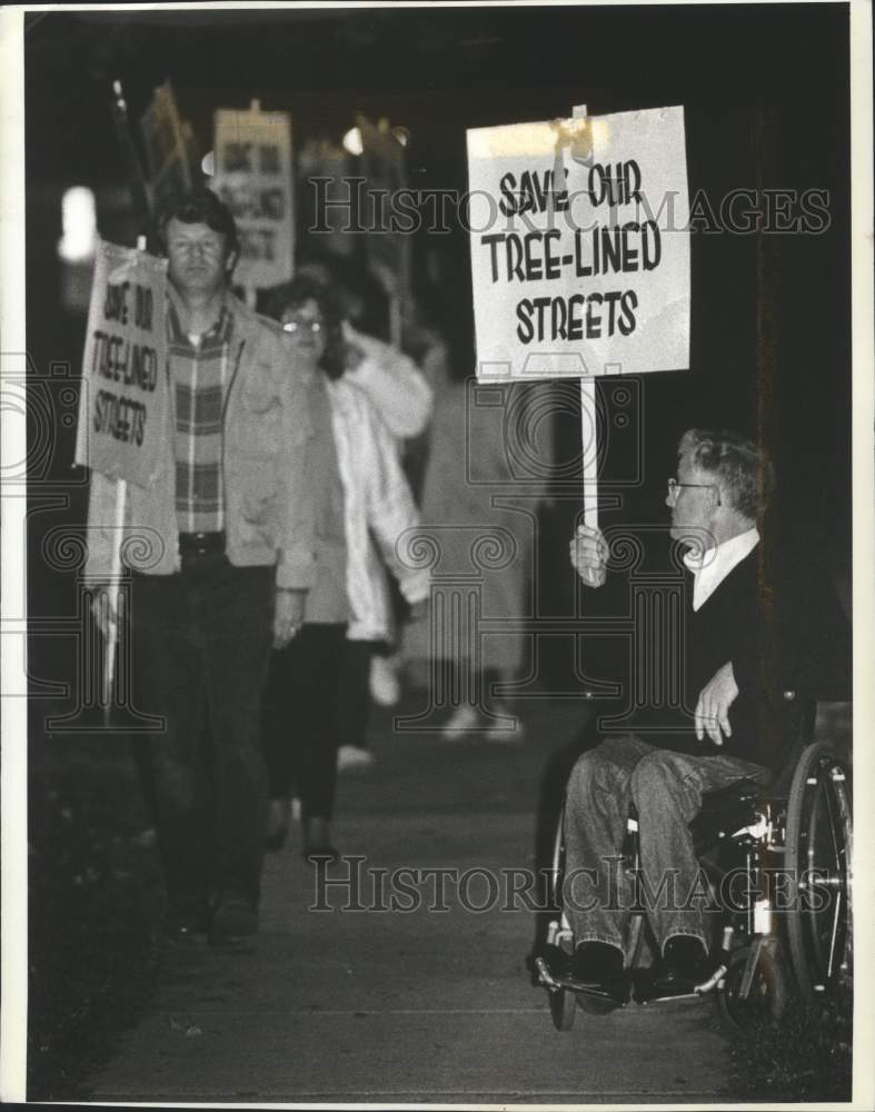 1990 Press Photo Bill Hedge watches protestors, Greendale Village Hall Wisconsin - Historic Images