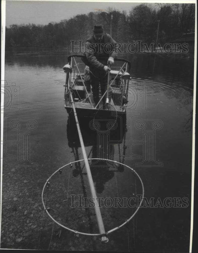 1993 Press Photo Biologists check fish population, Scout Lake Park, Greendale WI - Historic Images