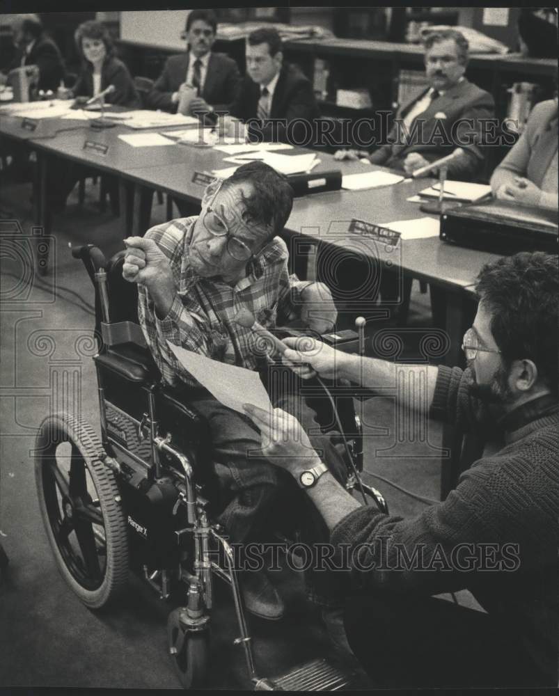 1987 Press Photo Ken Burns talks to Greenfield Common Council, Wisconsin - Historic Images