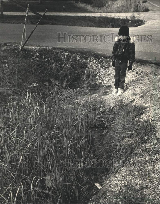 1987 Press Photo Matthew Koser looks into ditch, accident scene, Greenfield WI - Historic Images