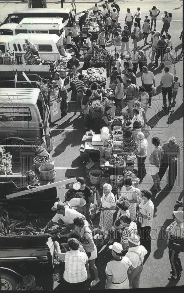 1981 Press Photo Buyers and sellers at the West Bend Farmers&#39; Market, Wisconsin. - Historic Images