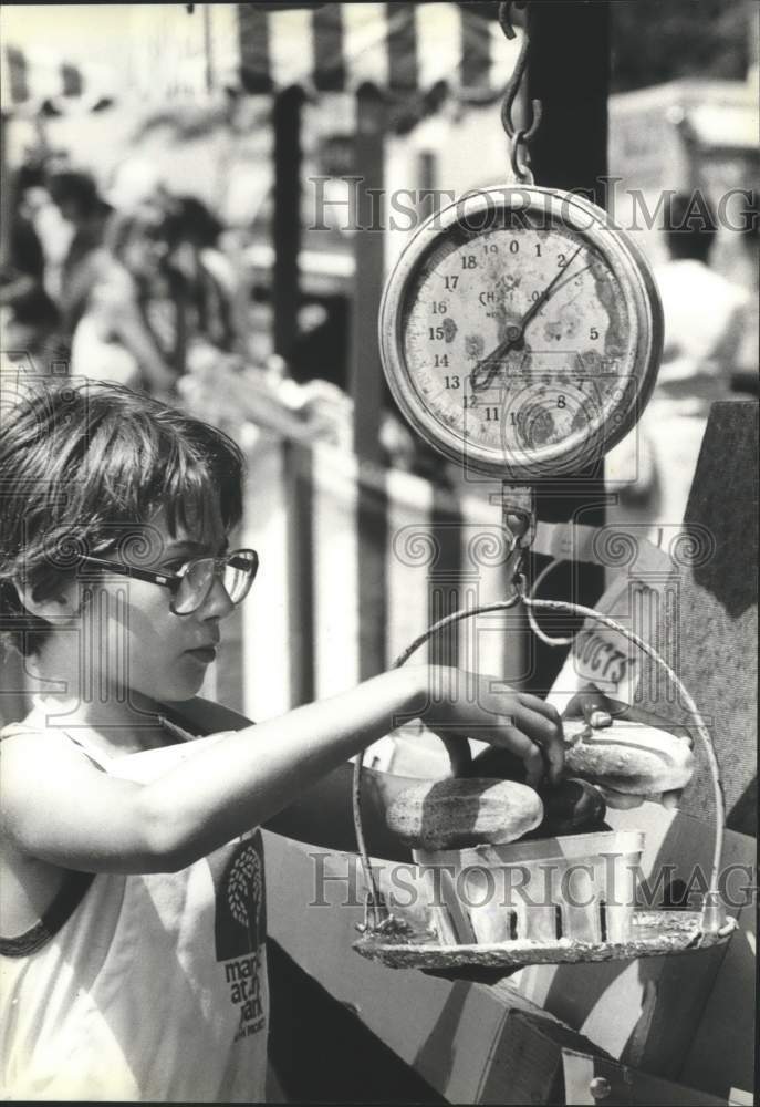 1983 Press Photo Todd Johnson, 4-H, weighs cucumbers, Green Market, Milwaukee WI - Historic Images