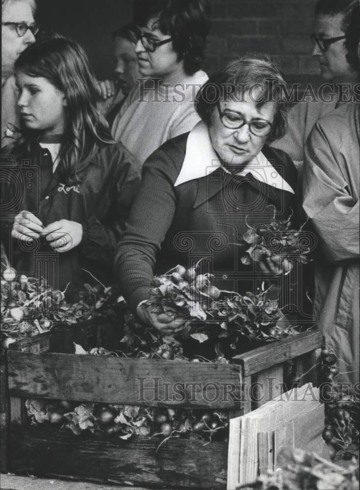 1976 Press Photo Customer browses radishes, Farm Market, West Allis, Wisconsin - Historic Images