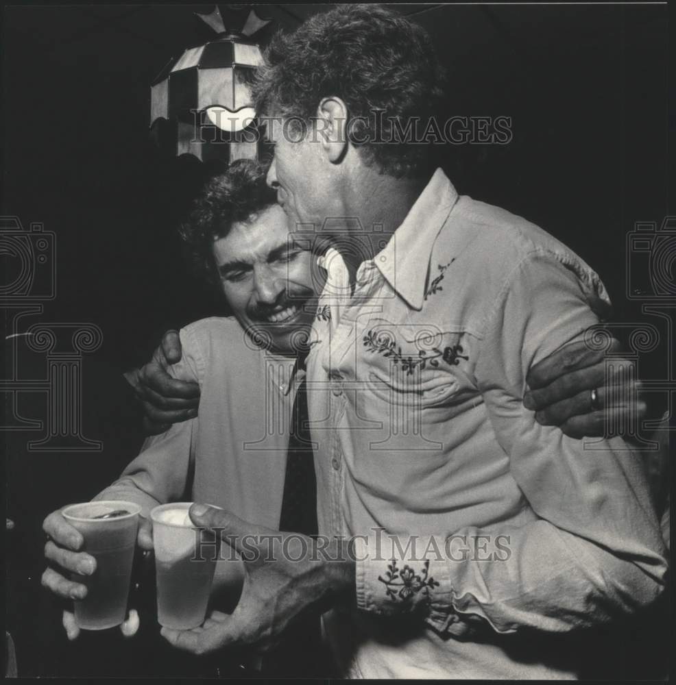 1986 Press Photo James A. Gramling, Jr, hugged by Gary Glynn, Derry&#39;s Pub - Historic Images