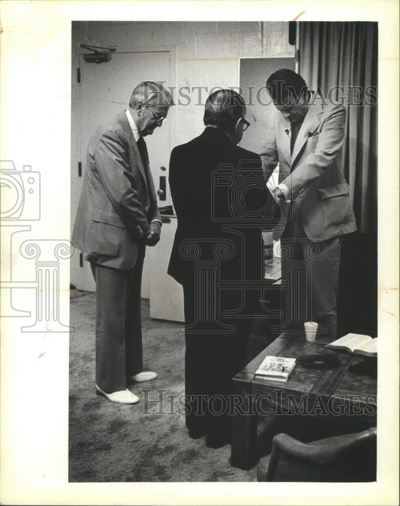 1979 Press Photo Billy Graham, Bishop James Neidergeses pray, Nashville, TN - Historic Images